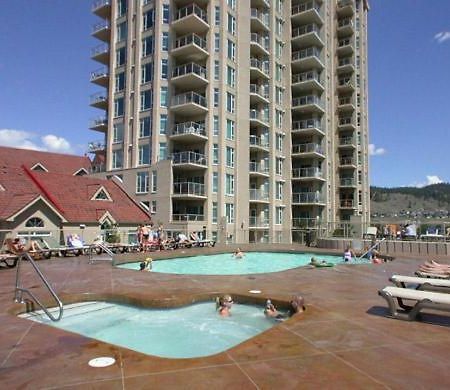 Sunset Waterfront Resort By Kelownacondorentals Exteriör bild