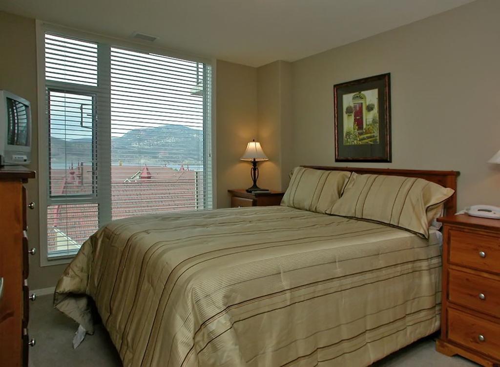 Sunset Waterfront Resort By Kelownacondorentals Exteriör bild
