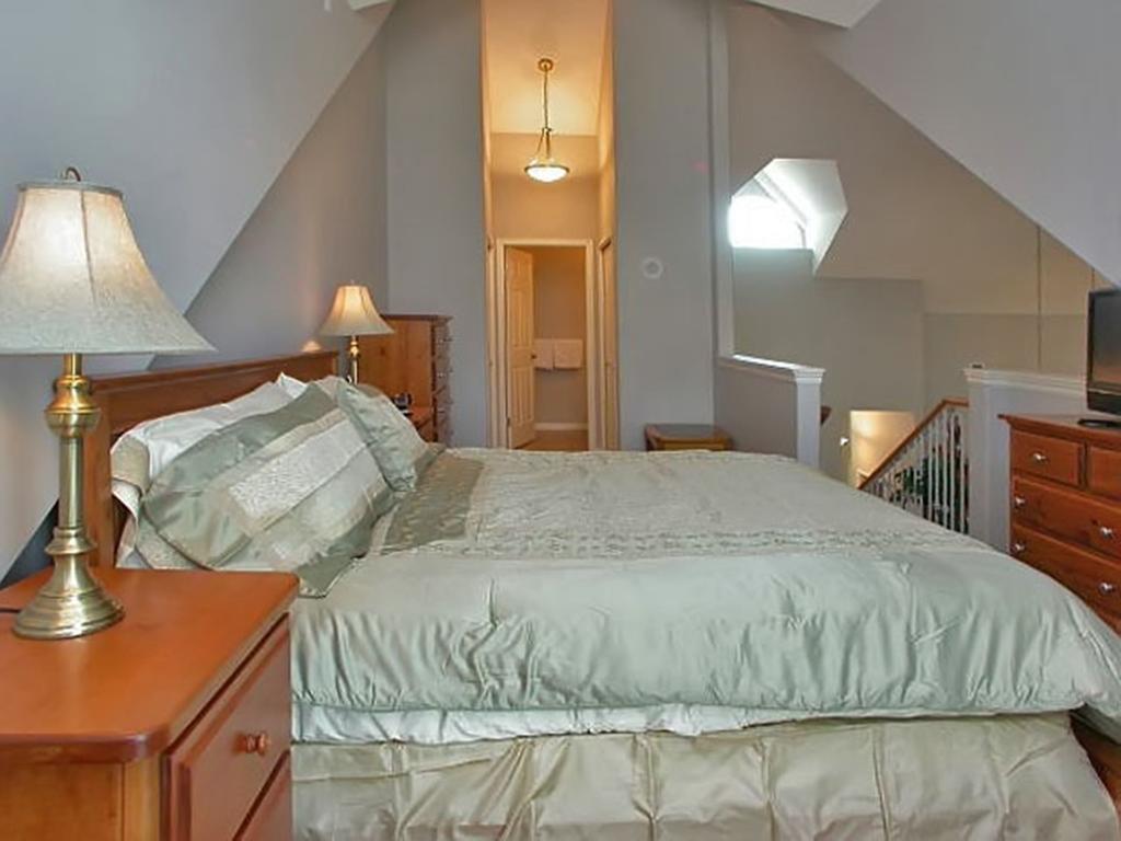 Sunset Waterfront Resort By Kelownacondorentals Rum bild