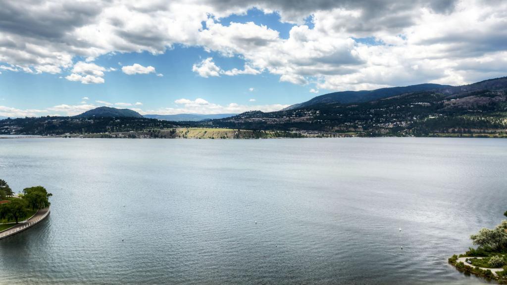 Sunset Waterfront Resort By Kelownacondorentals Exteriör bild