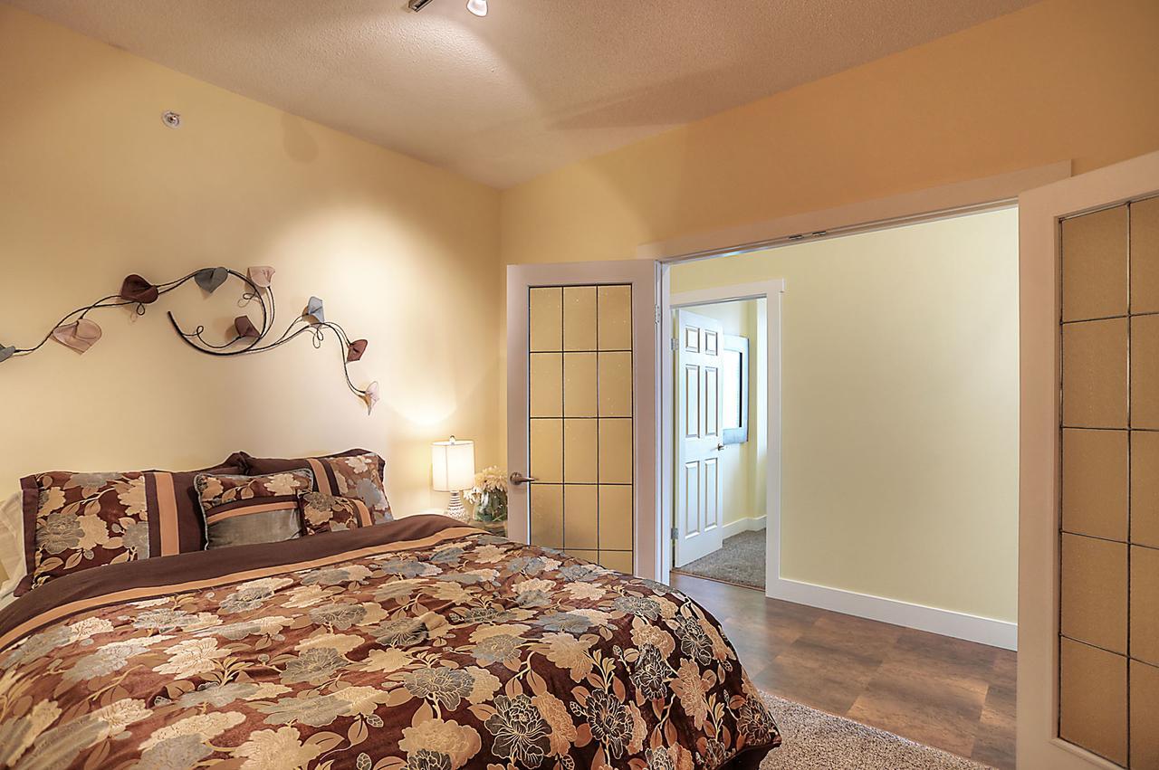 Sunset Waterfront Resort By Kelownacondorentals Exteriör bild